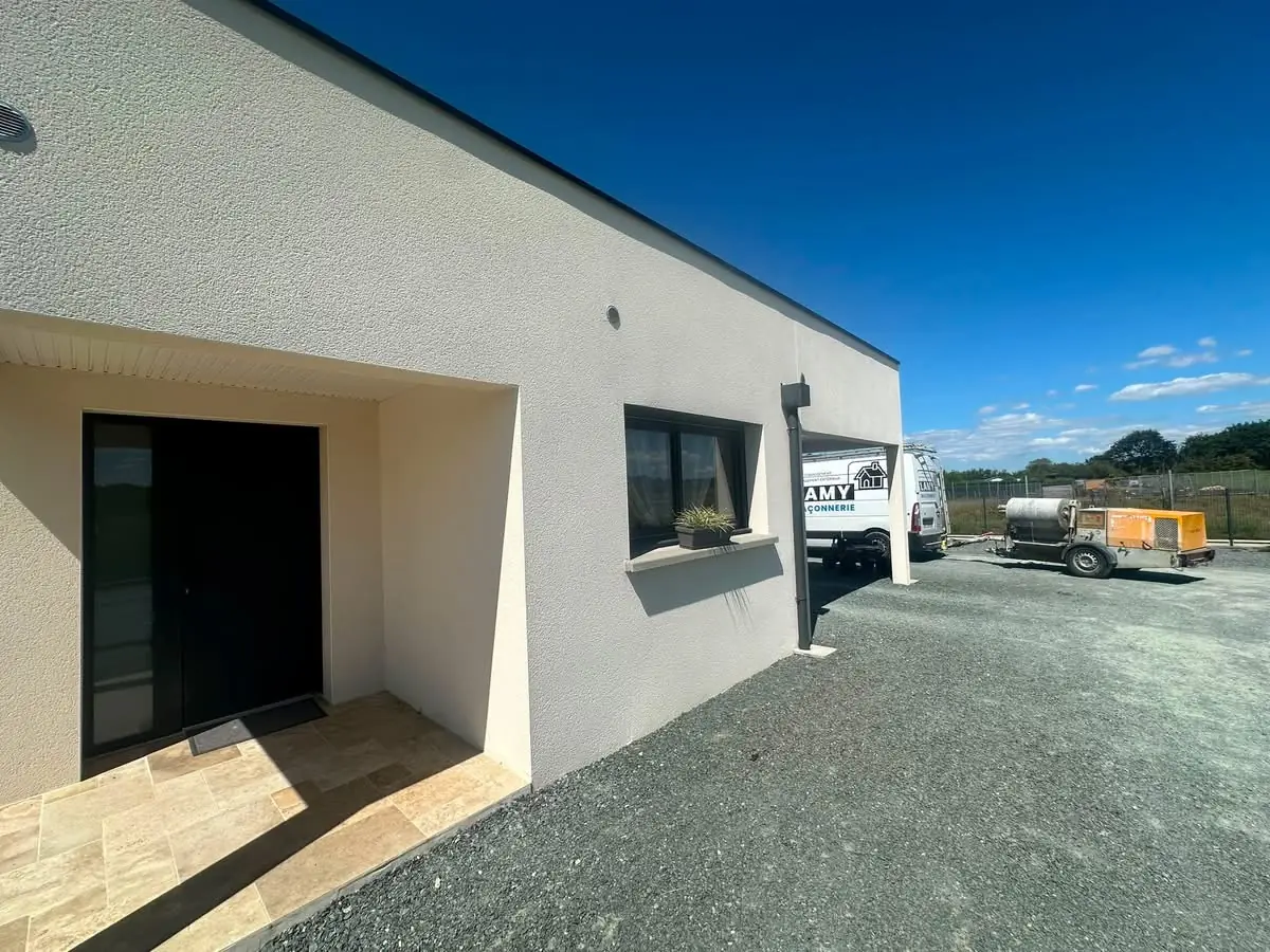 Façade de maison neuve en enduit monocouche projeté à la machine, dans la Manche - LAMY Maçonnerie