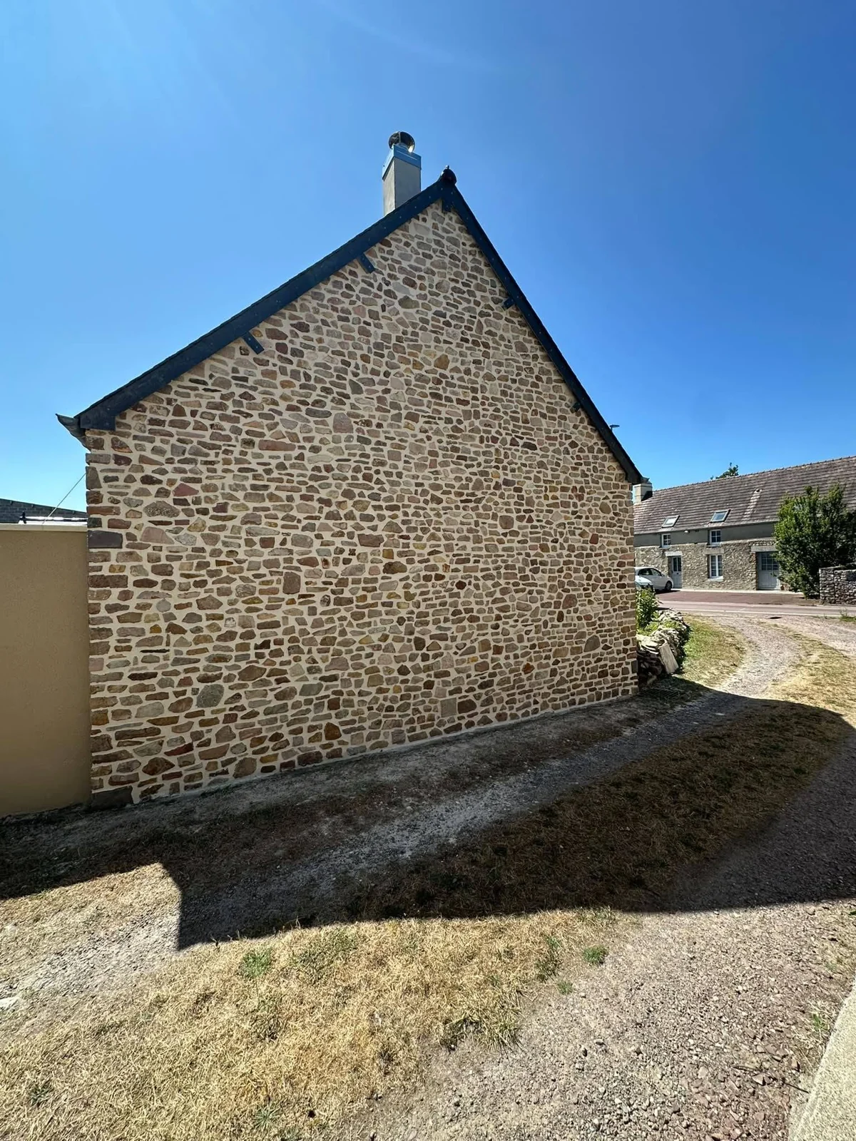 Pignon en pierre rejointoyé par LAMY Maçonnerie dans la Manche