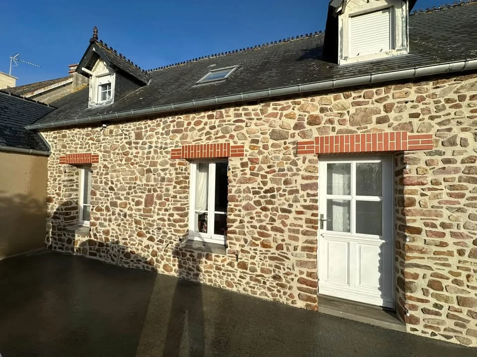 Façade rénovée avec joints à la chaux et linteaux en briquettes