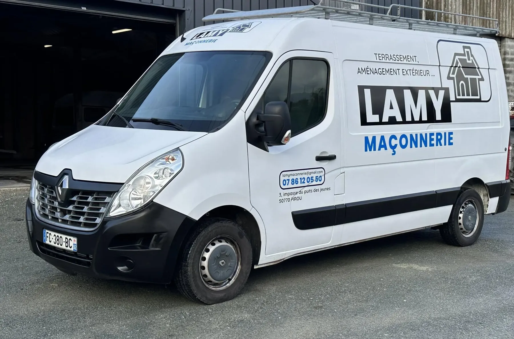 Camion utilitaire de LAMY Maçonnerie, artisan maçon à Pirou dans la Manche