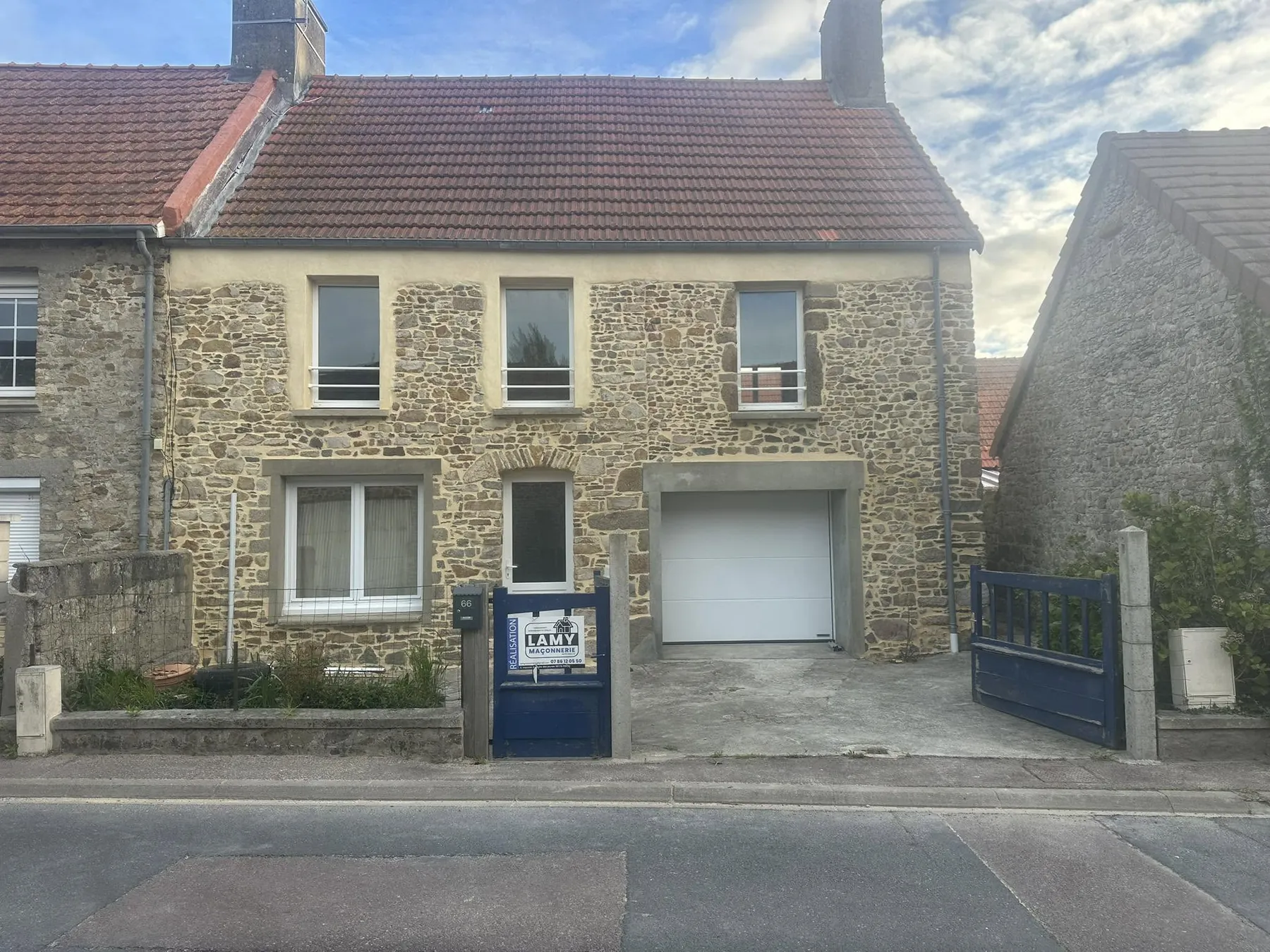 Maison de pierre et chantier extérieur en Manche